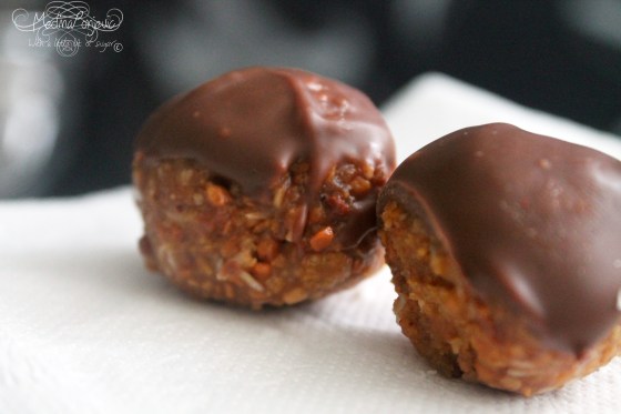 Snickerbollar doppade i choklad