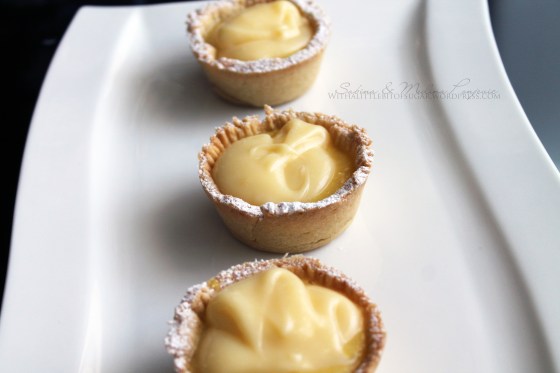 Lemon curd tarteletter med vaniljpudding