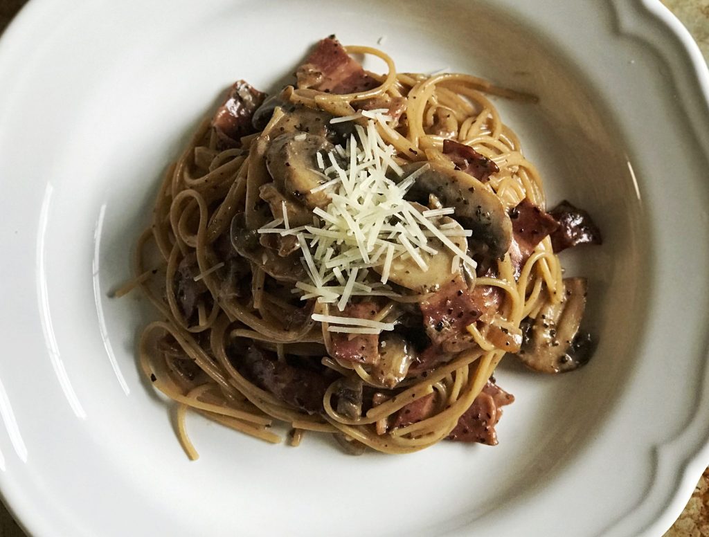 Krämig och lyxig pasta med parmesan, kalkonbacon & champinjoner 