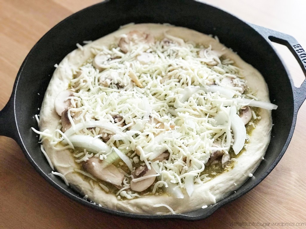 Enkel & god pizza – i gjutjärnspanna med pesto, champinjoner och&nbsp;lök
